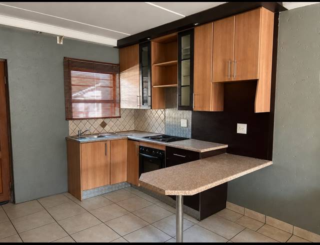 2 BEDROOM APARTMENT FOR SALE IN VANDERBIJLPARK SE 6